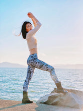 Load image into Gallery viewer, Black and White Light Painting Leggings